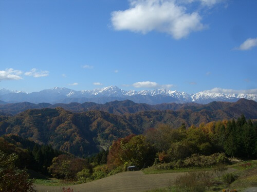 長野県小川村の高山寺から望む北アルプスの景色