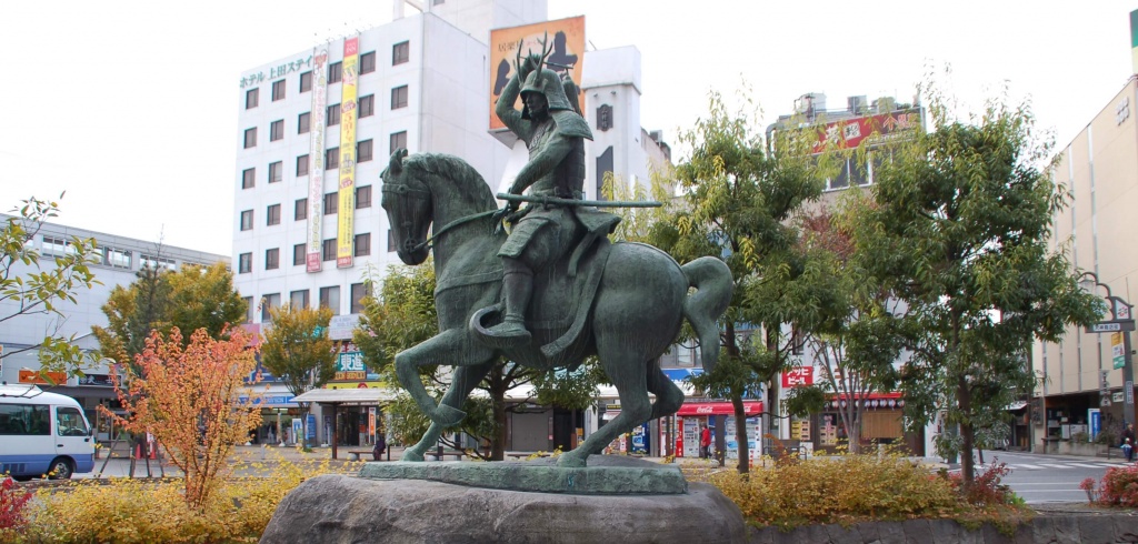 JR上田駅前の幸村騎馬像