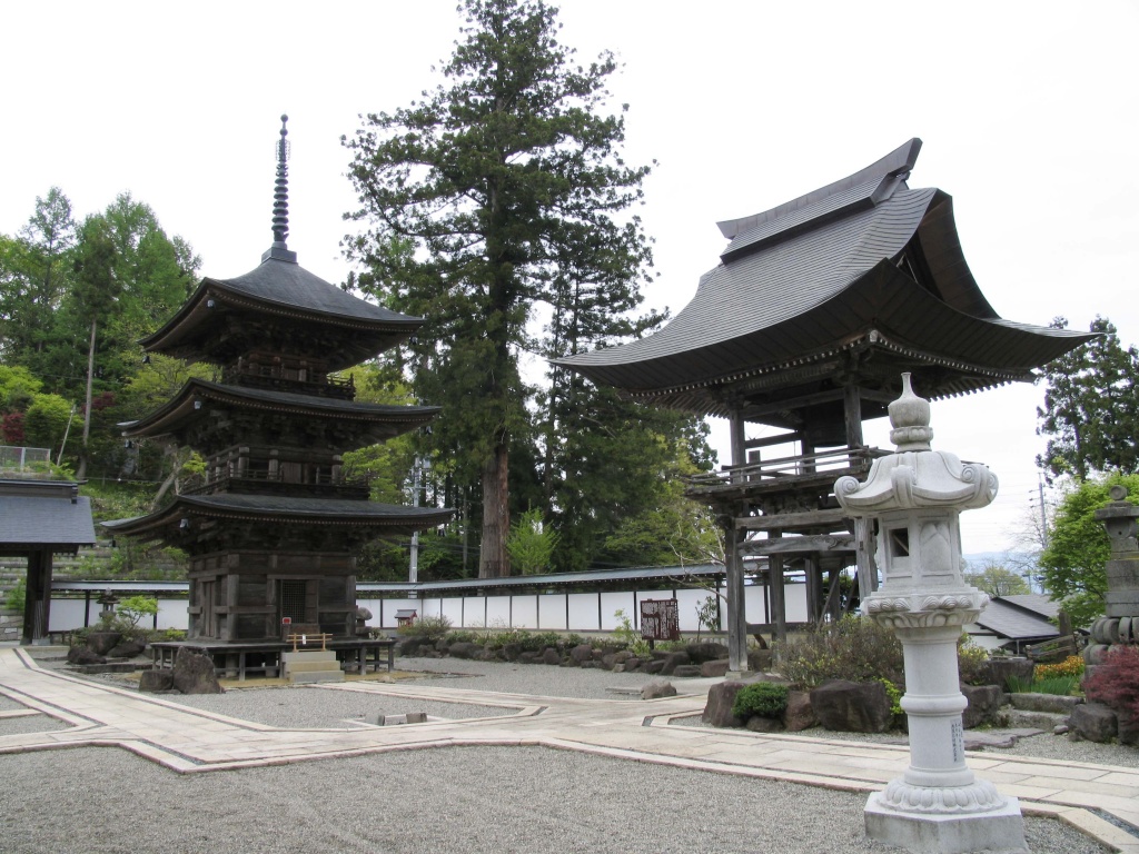長野県小川村の高山寺木造三重塔