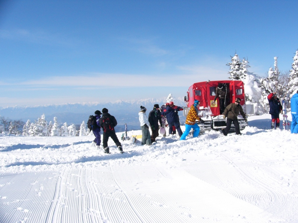 根子岳の頂上とスノーキャット